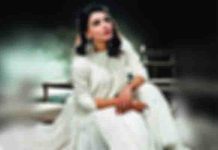 படுத்தபடி செல்ஃபி புகைப்படம் – உருகி வர்ணிக்கும் ரசிகர்கள்..!