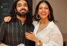 ஆண் நபர் ஒருவருக்கு மாளவிகா மோகனன் கொடுத்த முத்தம் – வைரலாகும் புகைப்படம் !