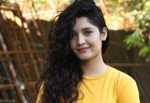 புடவையோடு குளத்துல நனைஞ்சு, ஈரம் சொட்ட சொட்ட கட்டழகு காட்டிய ரித்திகா சிங் !