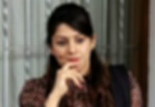 முக்கிய நபர் கை து! நடிகைக்கு கோடிக்கணக்கில் பணம்! ச ர் ச் சையில் பிரபலத்தின் மனைவி! வி சா ரணை யில் வந்த தி டு க் கிடும் தகவல்!