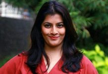 தலைகீழாக யோகா செய்யும் வரலட்சுமி வீடியோ.. அப்பாவை மிஞ்சி விடுவீங்க போல!