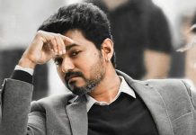 விஜய்க்கு அவரது சிலையை பரிசளித்த கன்னட ரசிகர்கள்!!