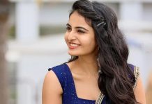 மேலாடையை இறக்கிவிட்டு சுடச்சுட கவர்ச்சி காட்டிய பிரபல நடிகை ! ரோஜா பூ கருகுடும் போல..