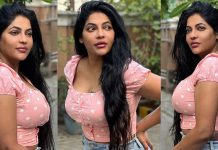 முட்டிகிட்டு நிக்கும் முன்னழகை காட்டி இளசுகளை சூடாக்கிய ரேஷ்மா ஹாட் கிளிக்ஸ்!!