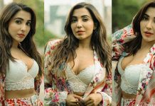 முன்னழகை காட்டி இளசுகளின் நாடித்துடிப்பை எகிற வைத்த பார்வதி நாயர்!!