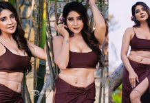 மொத்த அழகையும் காட்டி ரசிகர்களை திக்குமுக்காட செய்த சாக்ஷி அகர்வால்!!