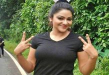 கட்டழகை நச்சின்னு காட்டி ரசிகர்களுக்கு கவர்ச்சி விருந்து வைத்த அபிராமி!!