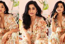 என்ன இப்படி மாறிட்டாங்க… குணிஞ்சு நின்னு முன்னழகைக் காட்டிய மீரா ஜாஸ்மின்!!